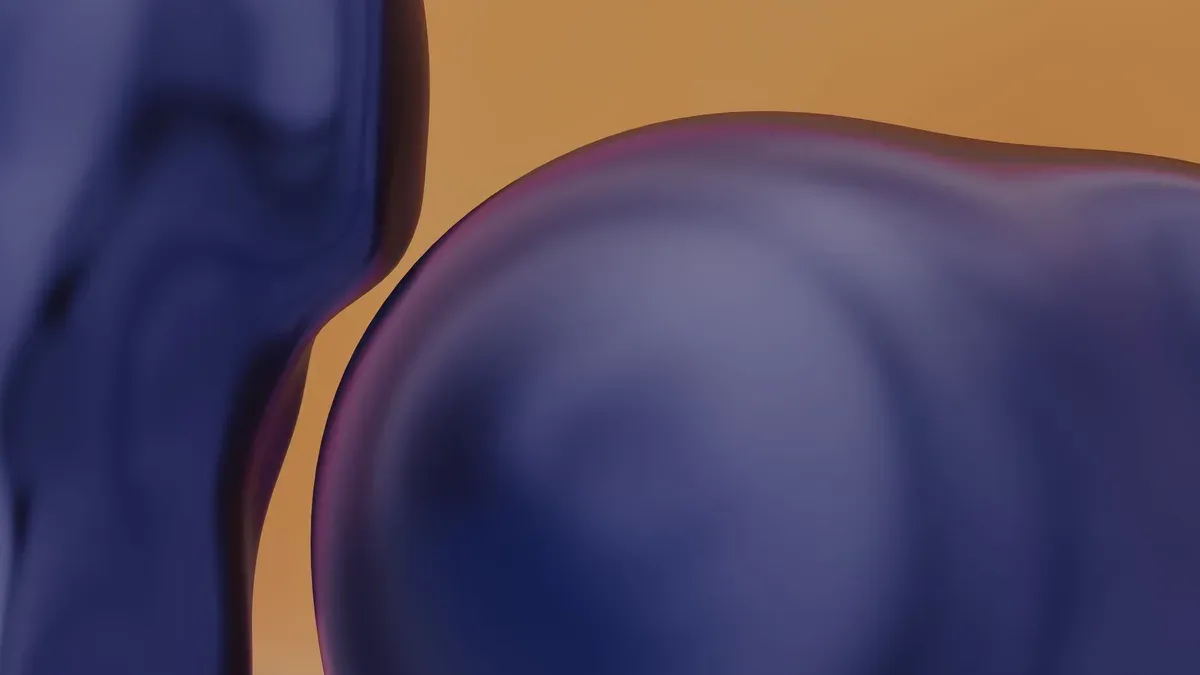 Formas abstratas e arredondadas de silicone colorido sob luz suave, em tons de coral e roxo, representando brinquedos sexuais de forma estilizada