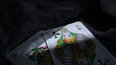 Cartas de baralho com a dama em destaque sobre tecido escuro, referência ao símbolo da dama de espadas associado ao universo cuckold e hotwife