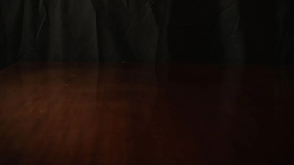 Composição abstrata em couro e veludo escuro com sombras marcadas, evocando autoridade e sensualidade sem mostrar pessoas