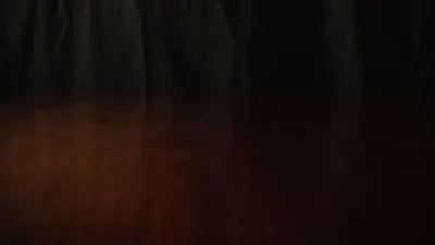 Composição abstrata em couro e veludo escuro com sombras marcadas, evocando autoridade e sensualidade sem mostrar pessoas