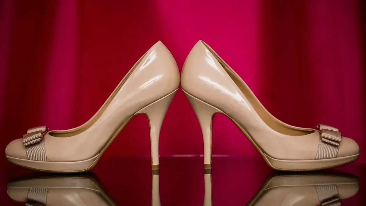 Par de sapatos de salto alto elegantes sobre uma superfície escura, sem pessoas